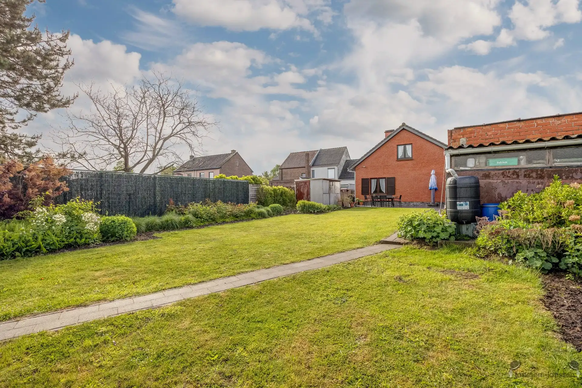 Verzorgde woning met grote tuin foto 8