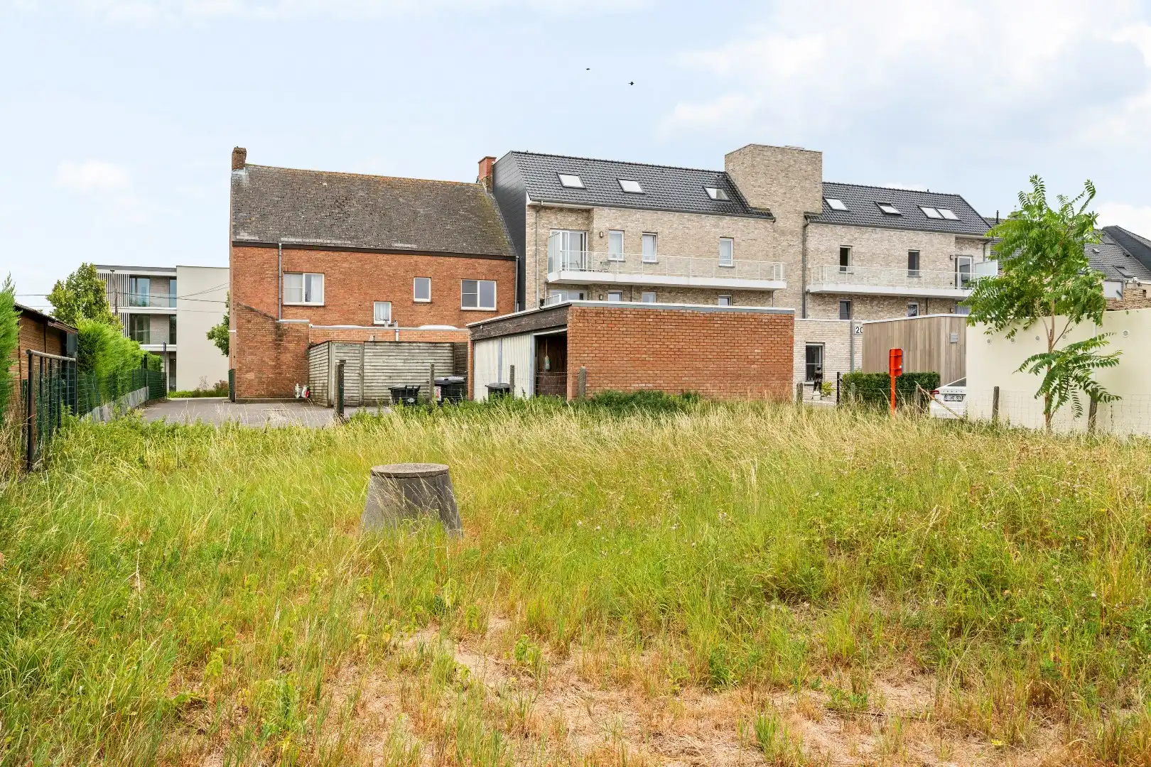 Opbrengsteigendom bestaande uit 2 ruime woningen, 3 garage en grond. foto 10