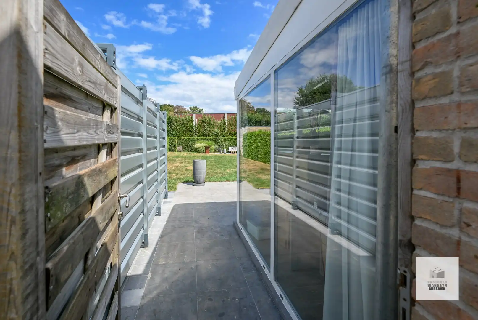 Zeer goed gelegen instapklare woning met 3slpk, garage en mooie tuin foto 2