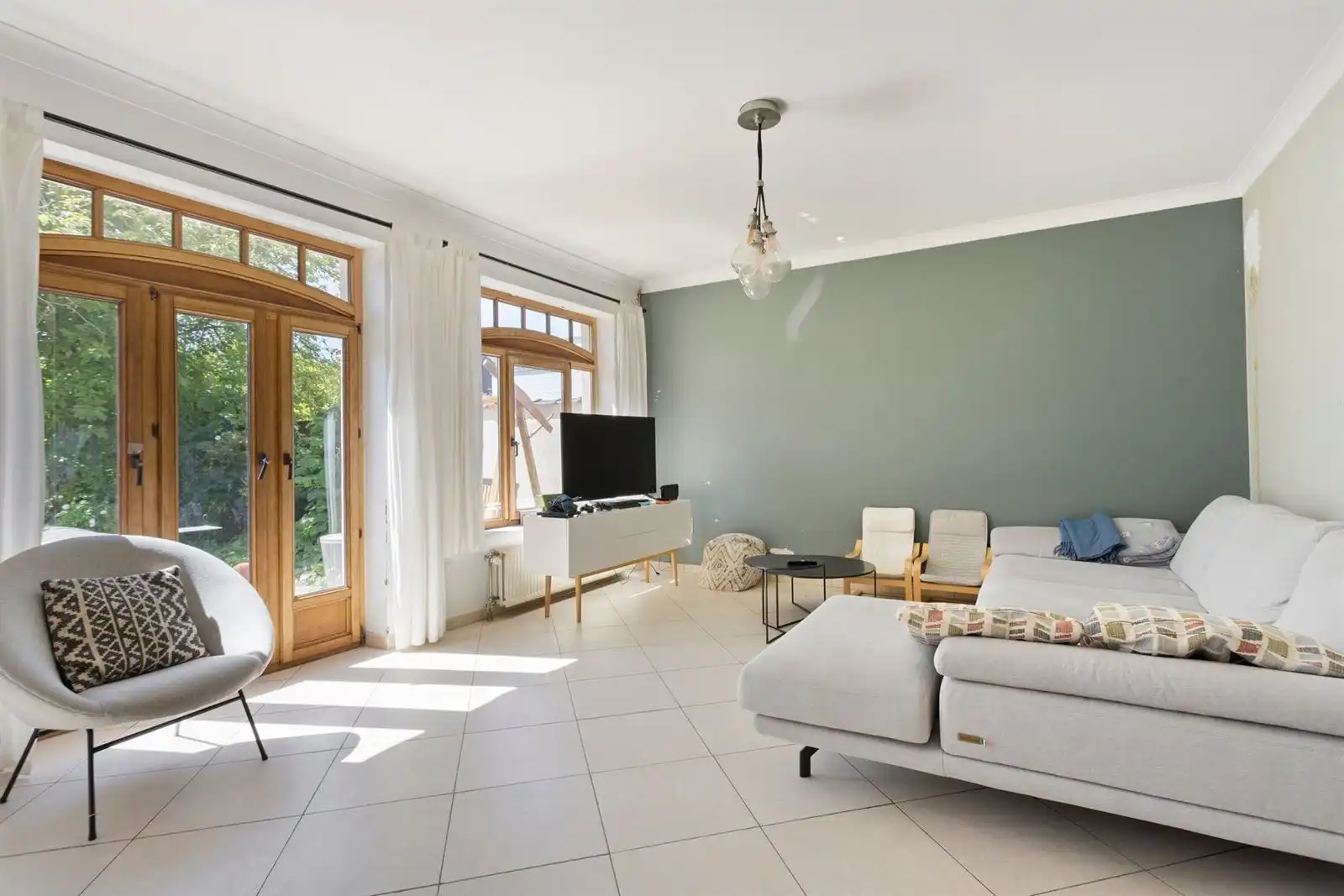 Ruime woning met 5 slaapkamers,tuin en garage foto 4