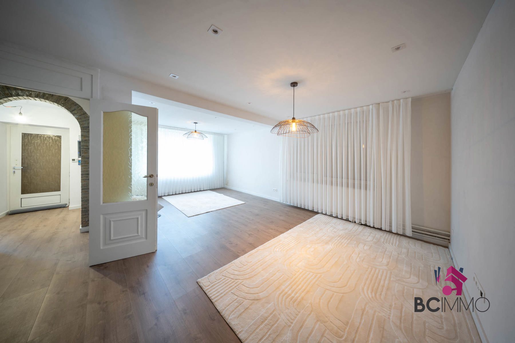 Instapklare halfopen woning op ruim hoekperceel in rustige woonwijk van Genk foto 3