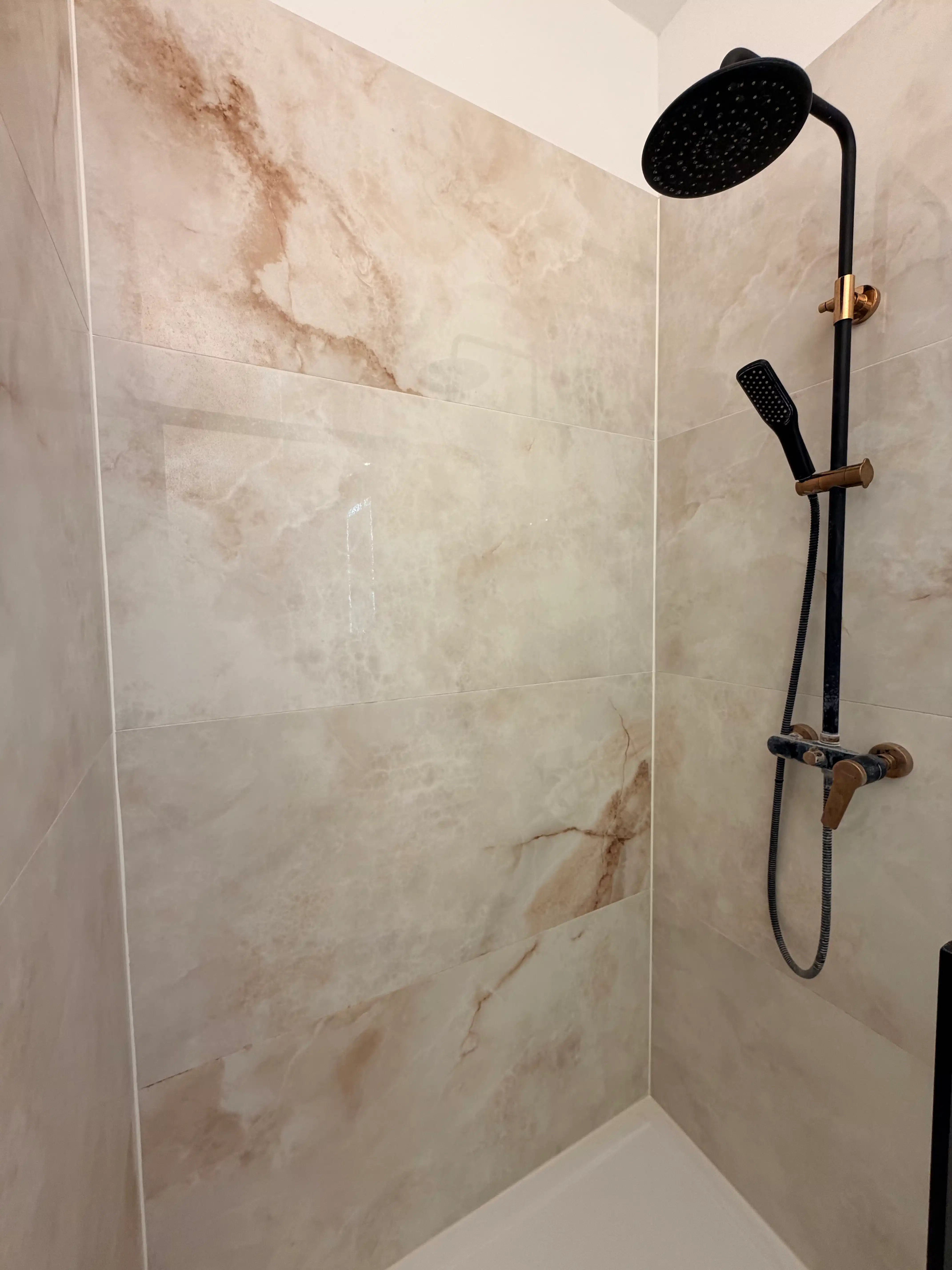 --- NOUVEAU --- Charmant appartement meublé avec deux balcons au cœur du quartier du Châtelain foto 10