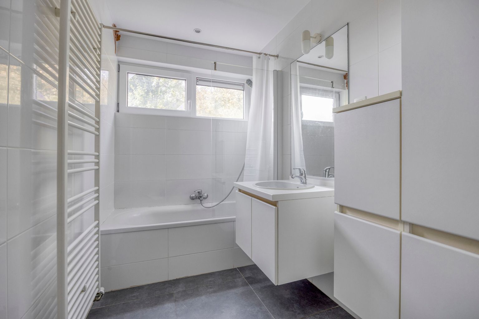 Instapklaar gelijkvloers appartement met eigen tuin foto 11