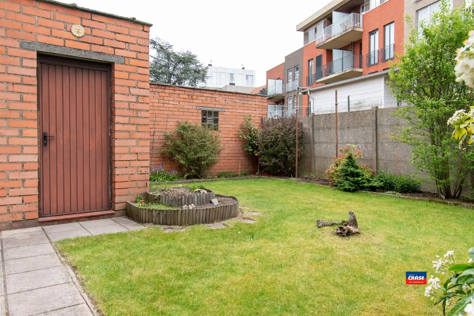 Halfopen bebouwing met 3 slaapkamers, tuin + 3 garageboxen foto 10