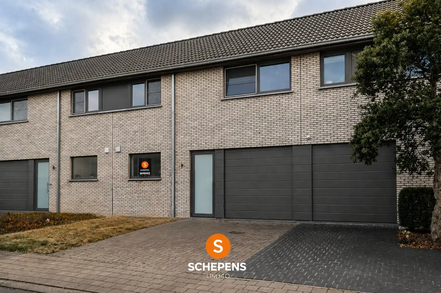 Te koop: Goed gelegen nieuwbouwwoning met tuin en 3 slaapkamers – ideaal voor gezin! foto {{pictureIndex}}