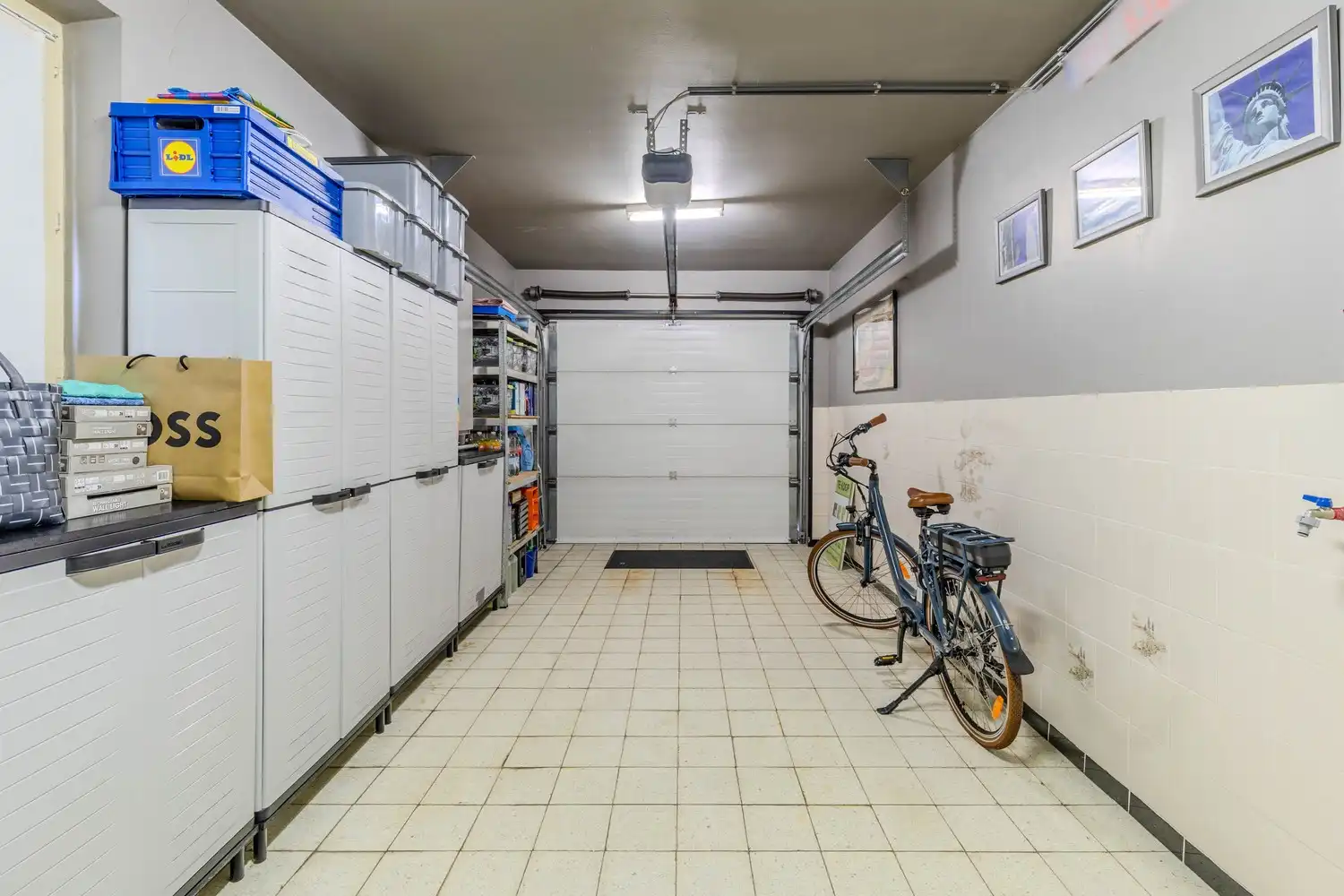 Charmante woning met drie slaapkamers, terras en inpandige garage in het gezellige Rekem! foto 24