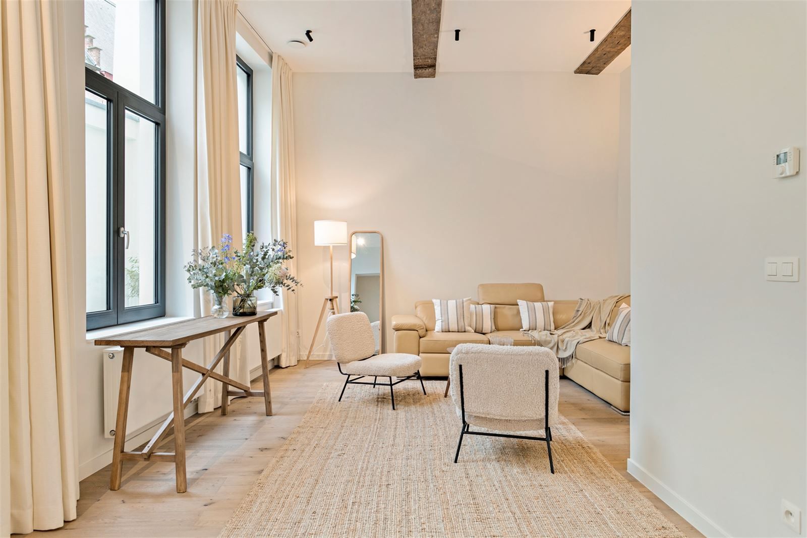 Volledig gemeubeld gelijkvloers 1 slaapkamer appartement met koer in"Stylish renovatieproject" foto {{pictureIndex}}