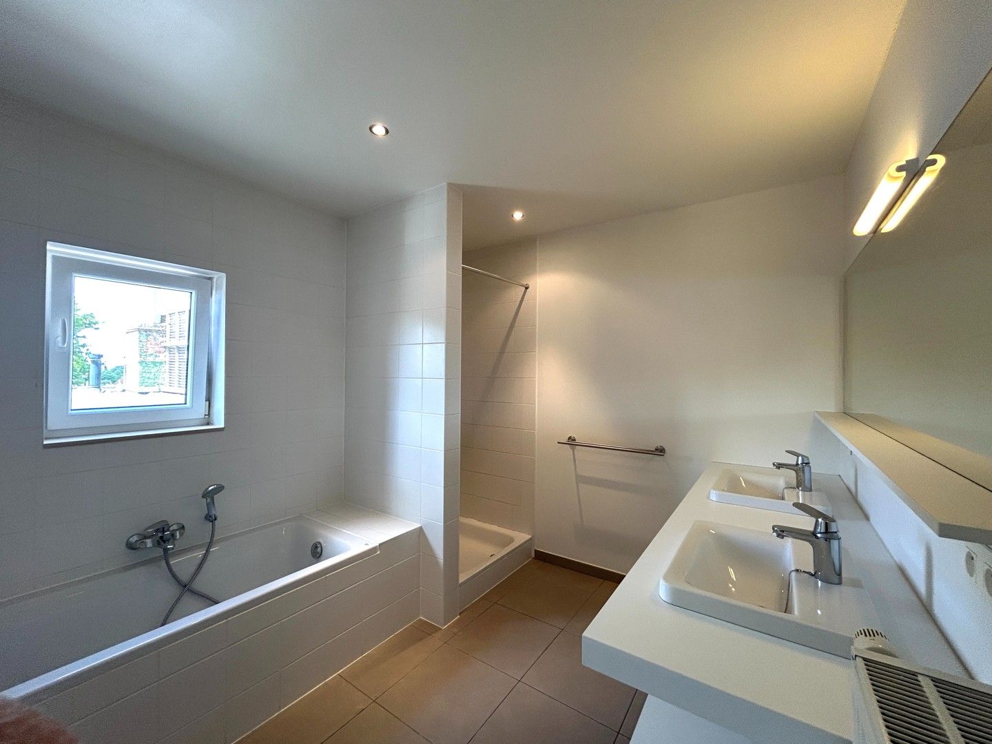 Instapklaar duplex-appartement met 3 slaapkamers in centrum Tielt! foto 8