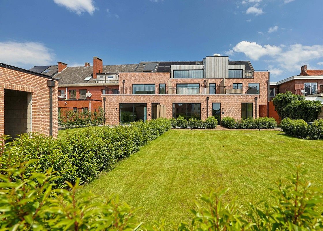 Super interessant gelegen gelijkvloersappartement met 1 slaapkamer, kelderberging en staanplaats met zicht op woonerf. foto 2