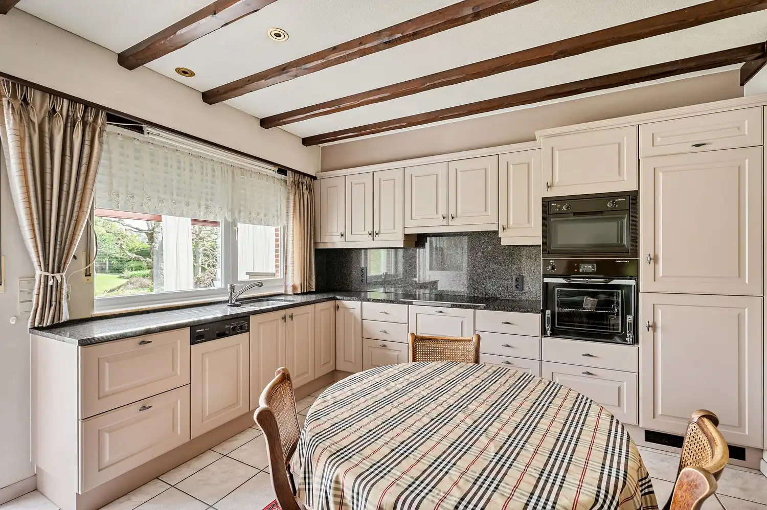 Laagbouwwoning op prachtig perceel van 2196m² foto 16