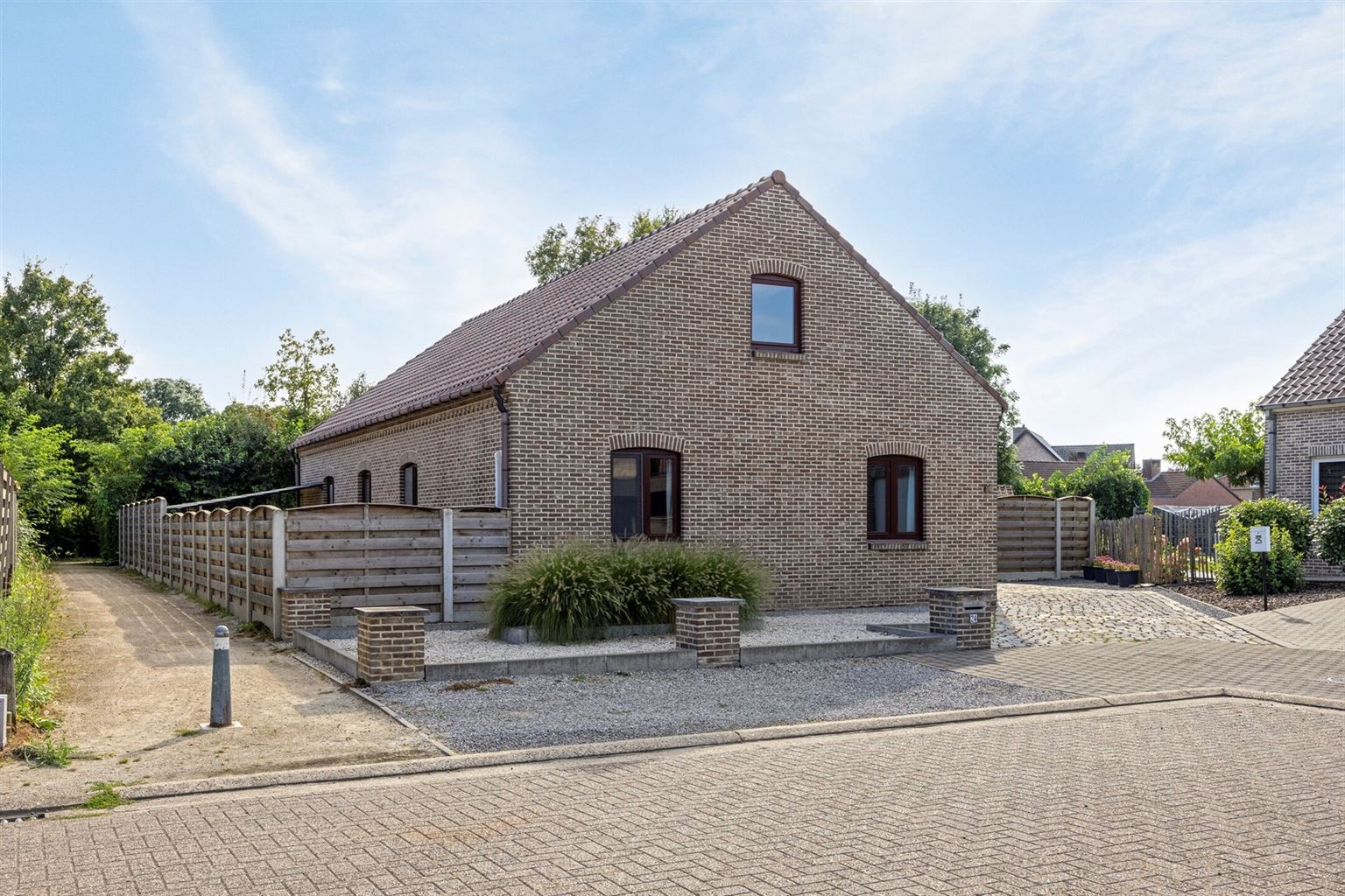 Vrijstaande, gelijkvloerse woning met 3 (+2) slaapkamers, een inpandige garage en een omheinde tuin, rustig gelegen nabij het centrum van Maaseik. foto 40