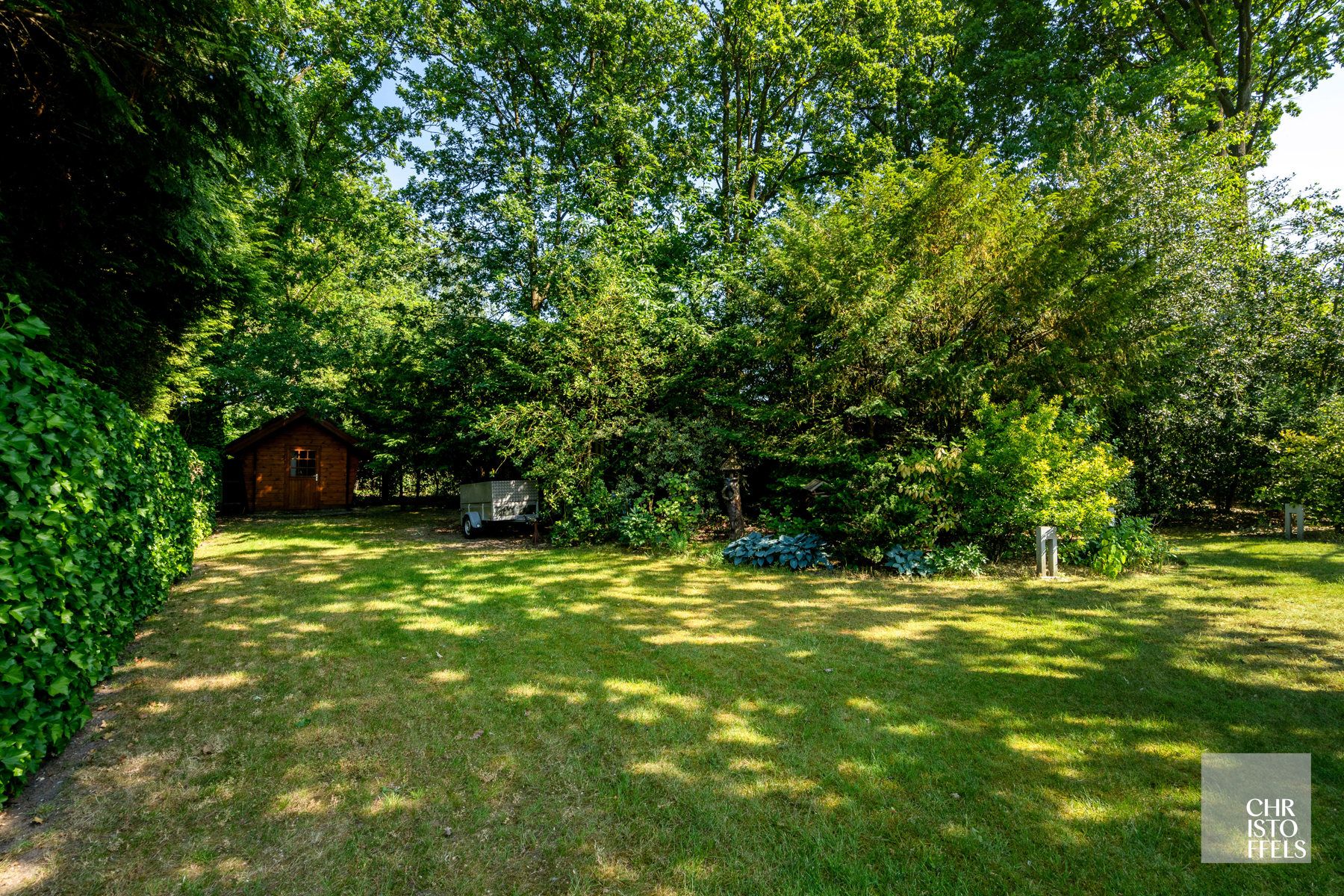 Villa met binnenzwembad gelegen in een geliefde villawijk op een perceel van 1.827m² foto 3