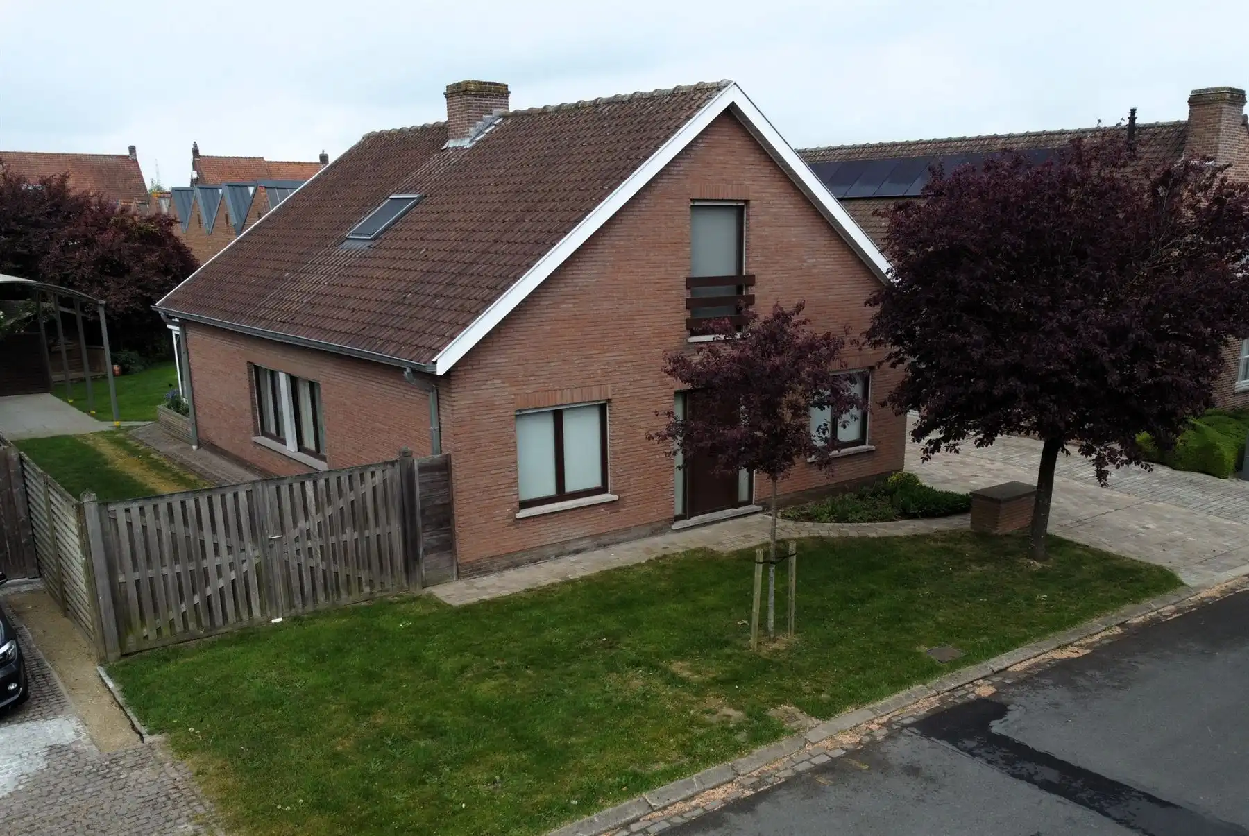 Ruime woning met 4 slaapkamers en grote garage foto {{pictureIndex}}