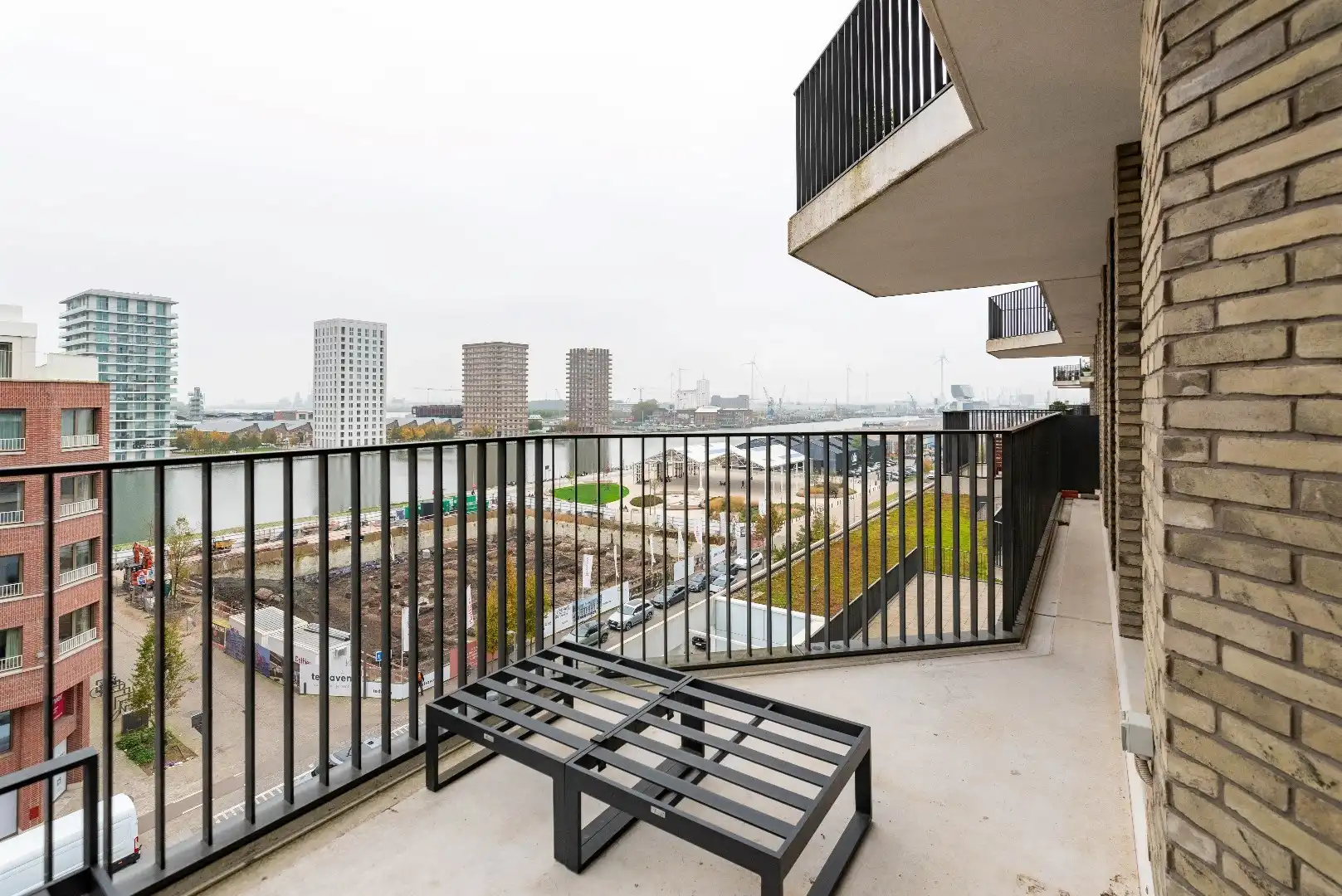 Ruim en stijlvol appartement in de populaire Cadixwijk foto 10