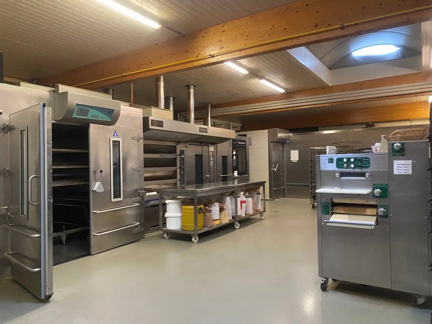 Knap handelspand, dienstig als succesvolle bakkerij, met ruime woonst en magazijn foto 4