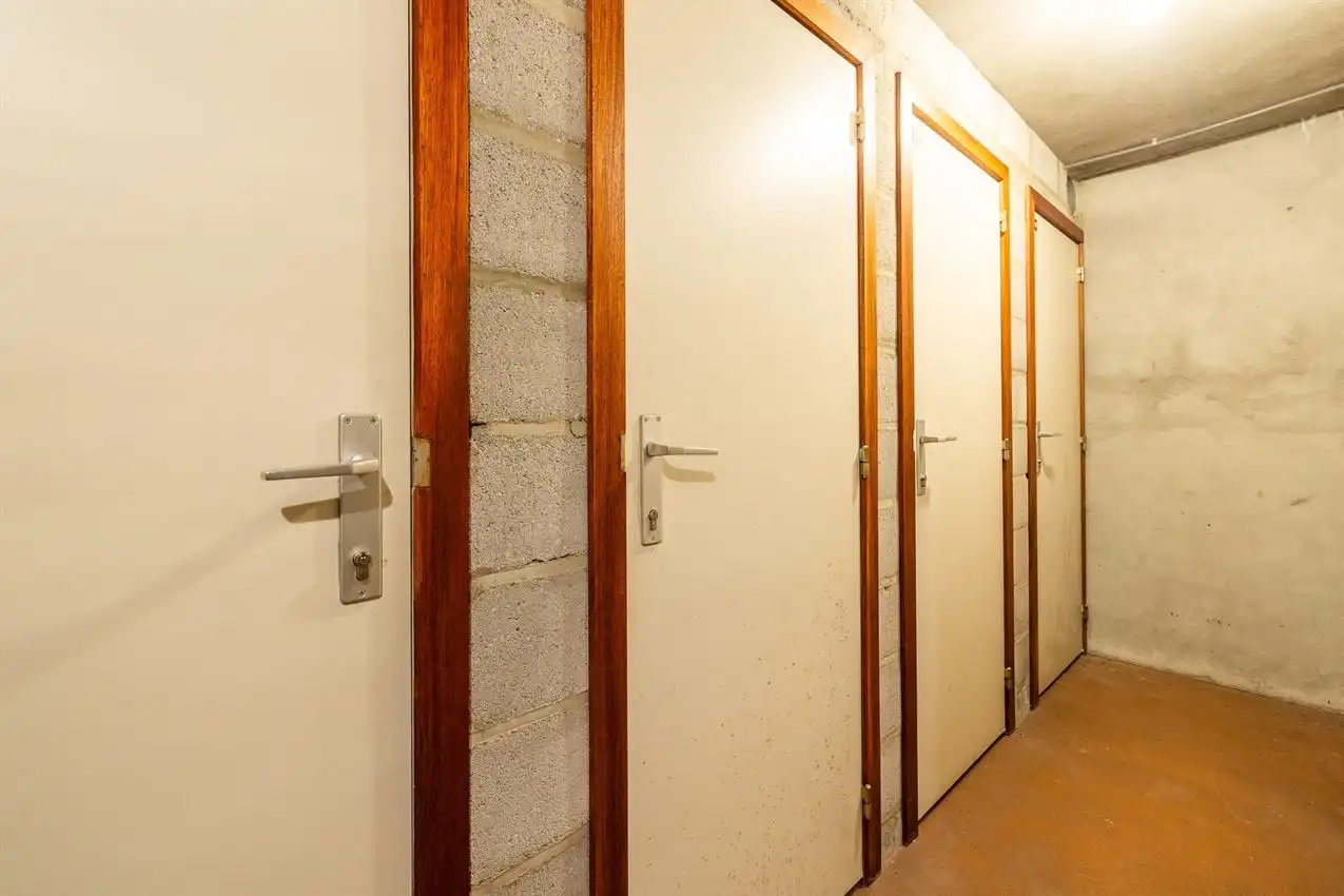 Vernieuwd app, twee slaapkamers, terras en garage foto 32