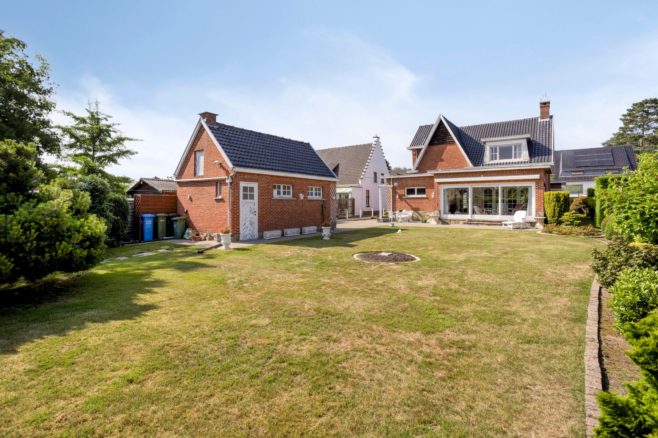 Te renoveren woning met veel potentieel foto 23