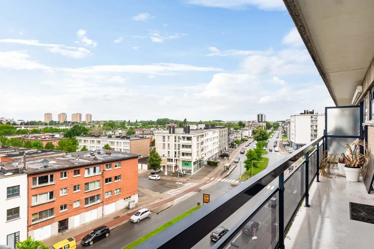 Instapklaar appartement met 2 slaapkamers, terras en autostaanplaats op centrale ligging in Merksem! foto {{pictureIndex}}