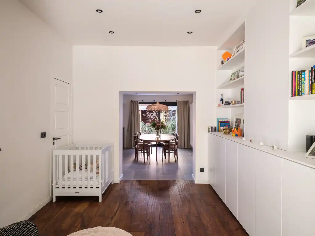 Instapklare en smaakvol gerenoveerde woning (3 slaapkamers – 2 badkamers) met tuin nabij het Paul de Smet de Naeyerpark. foto 5