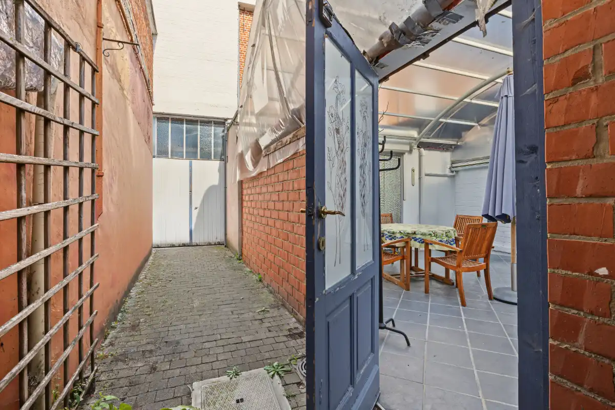 Gunstig gelegen rijwoning met zonnige tuin en praktische zijdoorgang foto 9