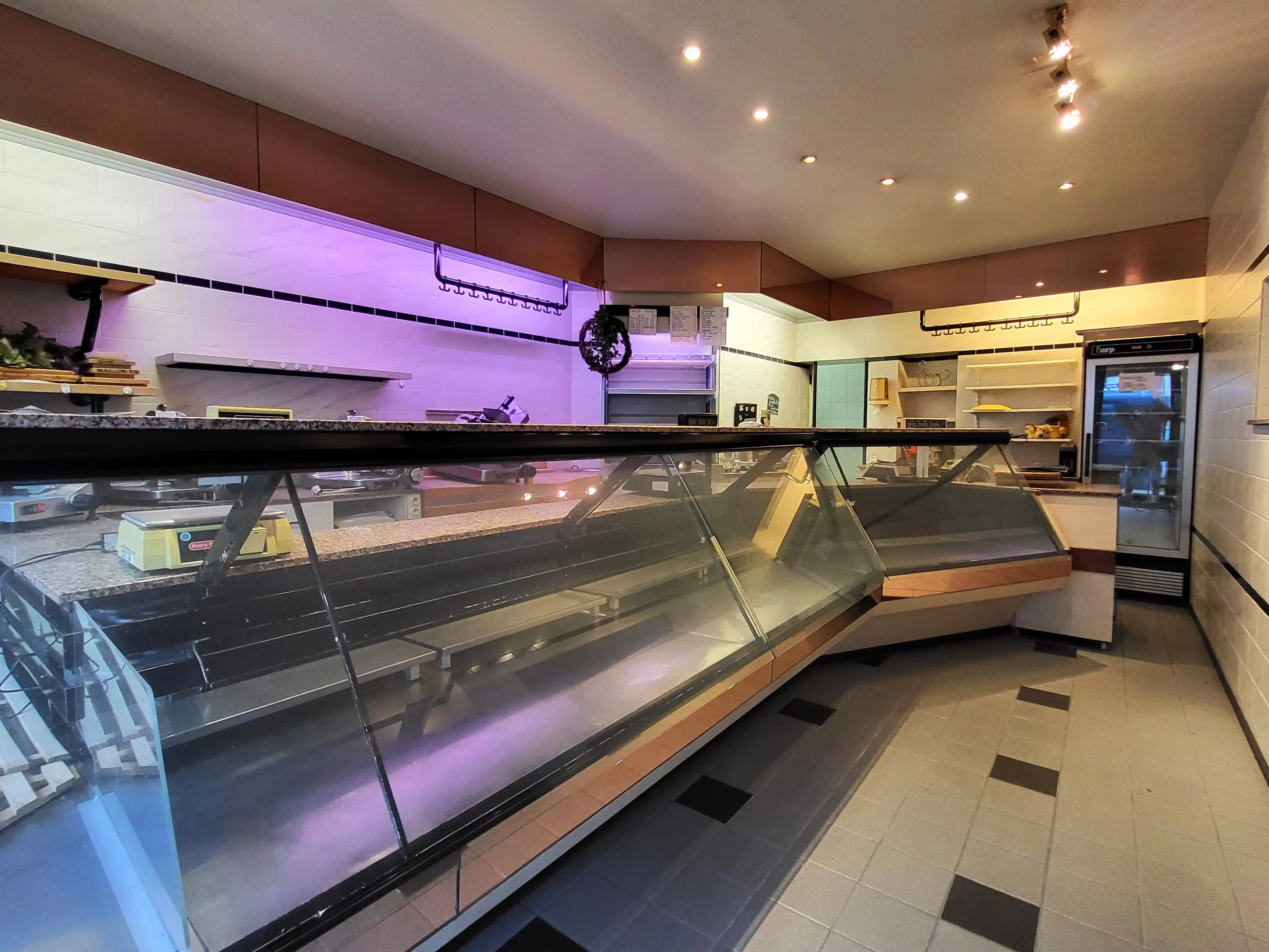 Dit veelzijdige pand met een grondoppervlakte van 240 m² combineert een ruime commerciële gelijkvloerse verdieping met een comfortabel appartement op de eerste verdieping. foto 16