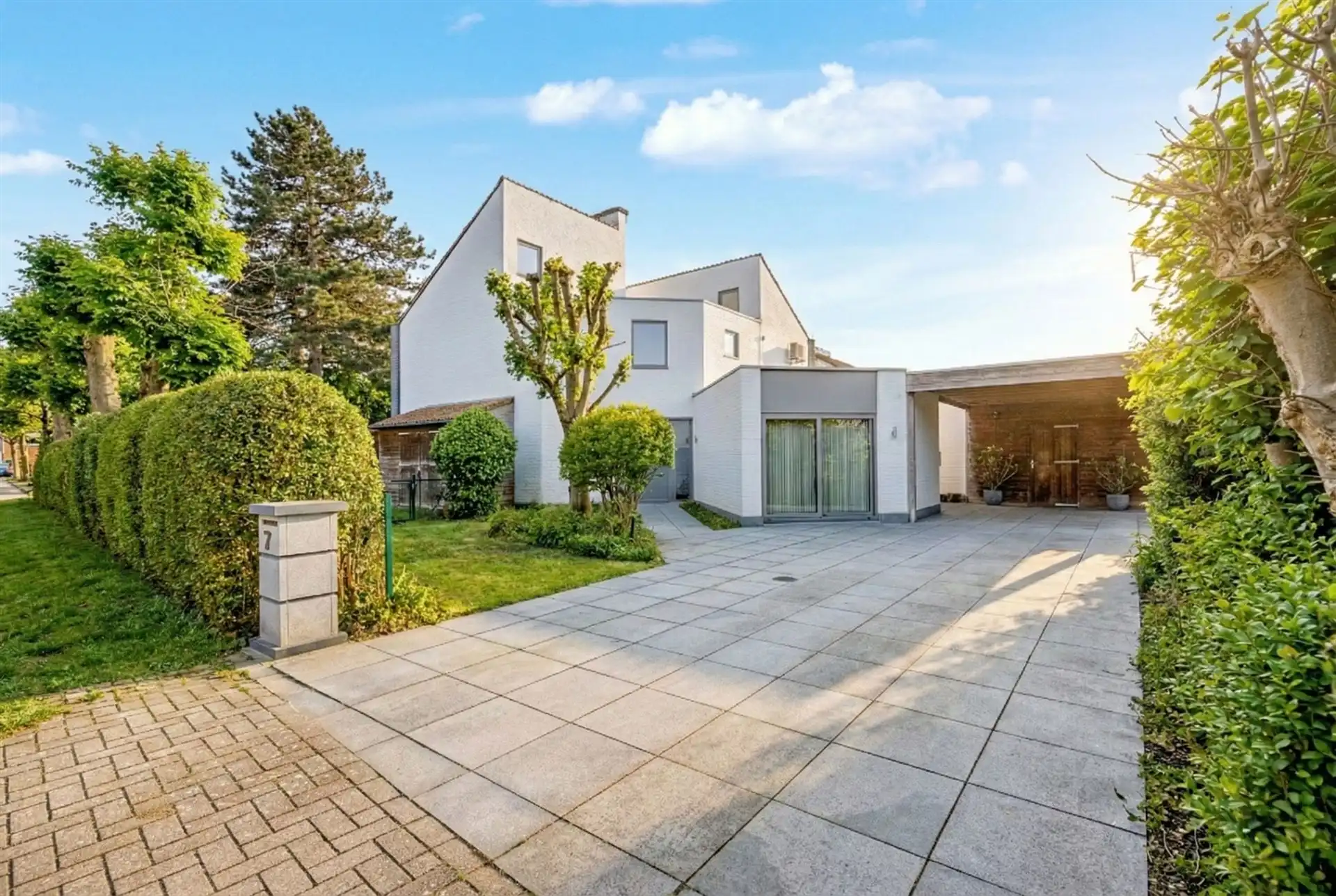 Stijlvolle gezinswoning met 3 slaapkamers en thuiskantoor (926m²) foto {{pictureIndex}}