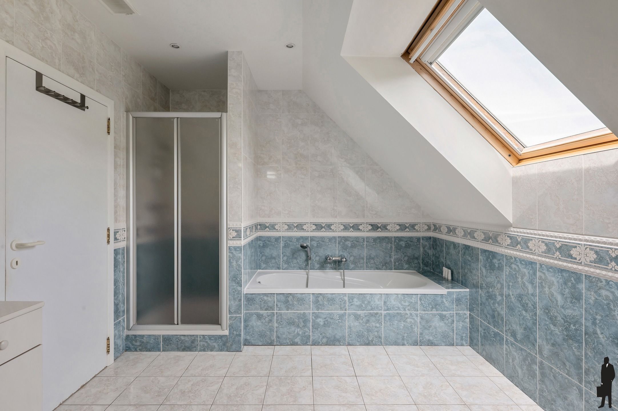 Ruime en instapklare woning (320m²) met 4 slaapkamers en prachtig zicht op weiland op een perceel van 928m² foto 19