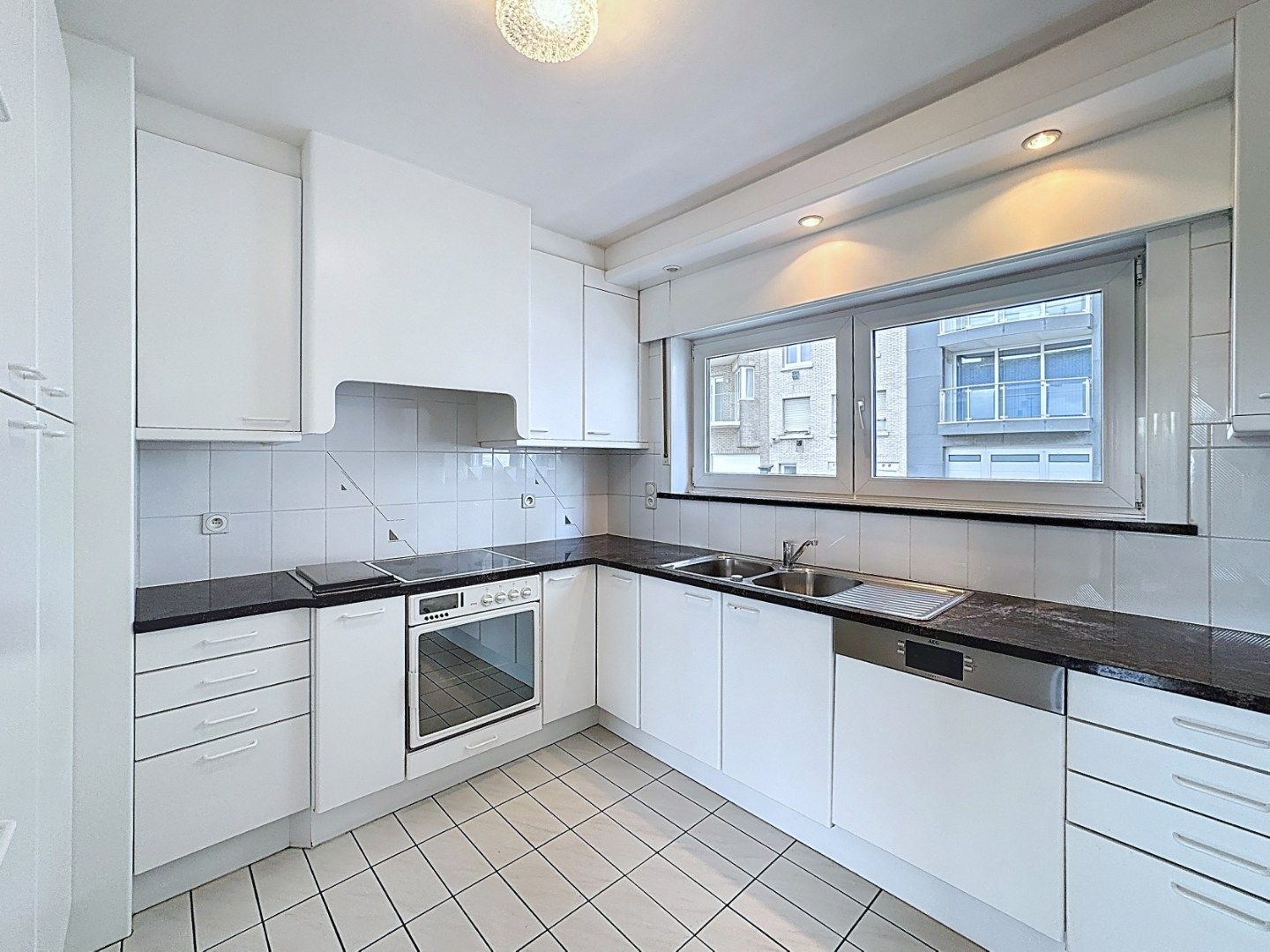 Ruime woning met 3 slaapkamers en garage foto 9