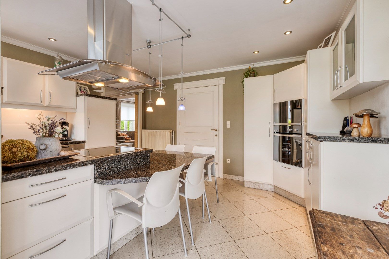 Ruime goed onderhouden woning op een prachtig perceel met praktijk mogelijkheid foto 10