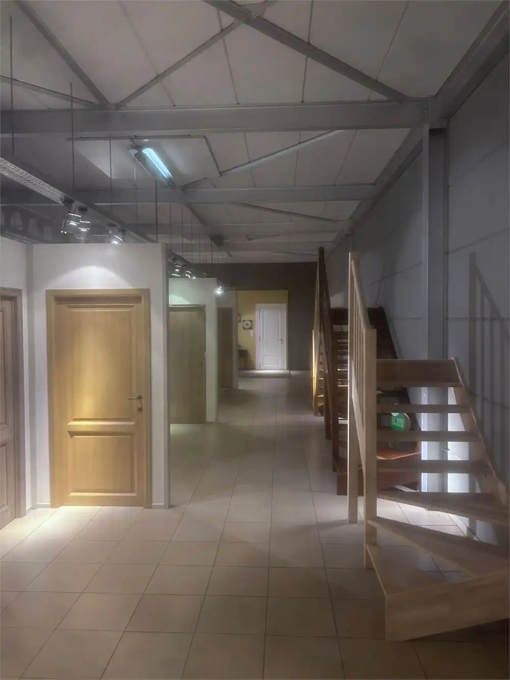 UNIEKE COMMERCIËLE LOCATIE 1.100 M2 MET PARKING foto 9