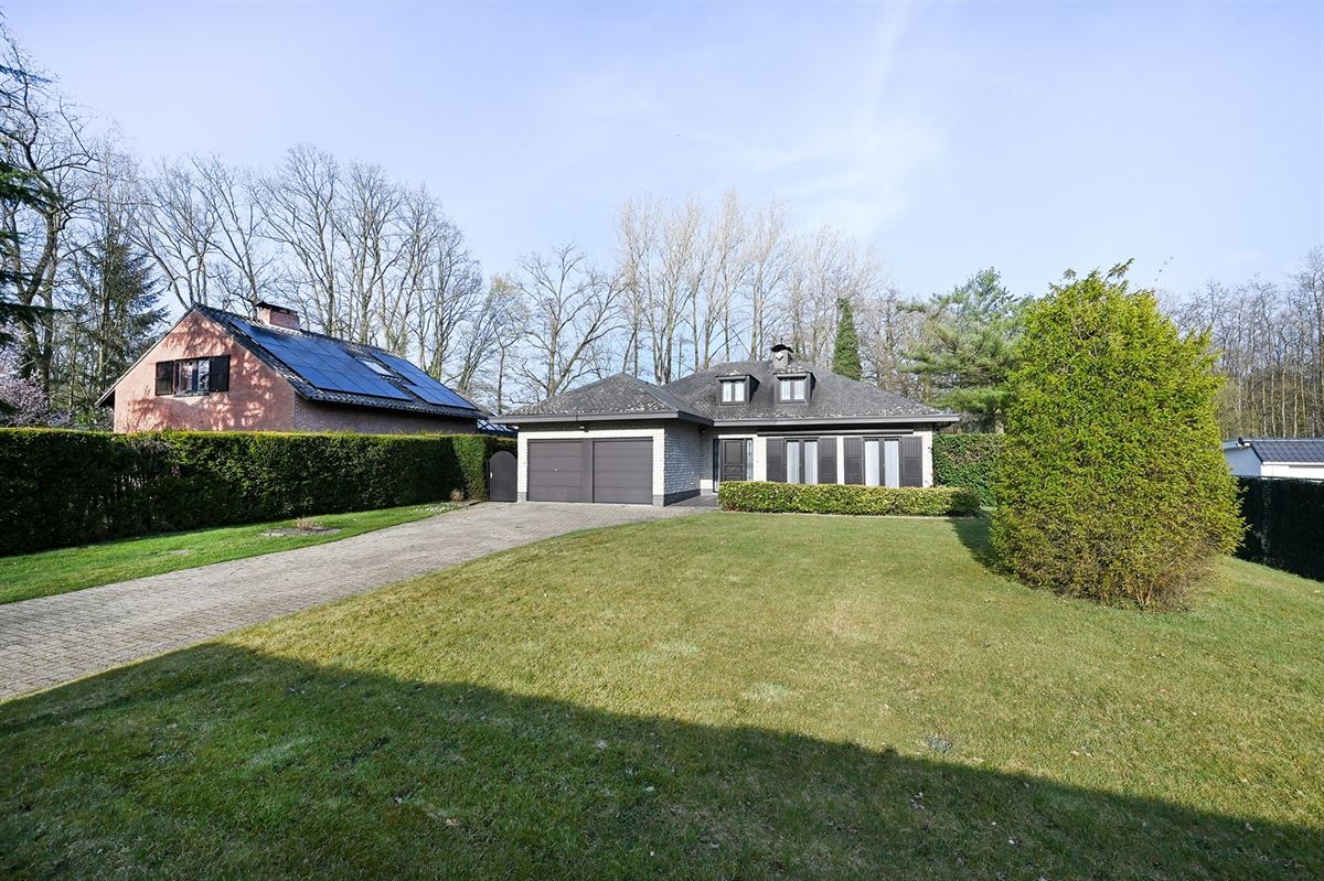 Te moderniseren woning op ruim en zonnig perceel in Halle-Zoersel

 foto {{pictureIndex}}