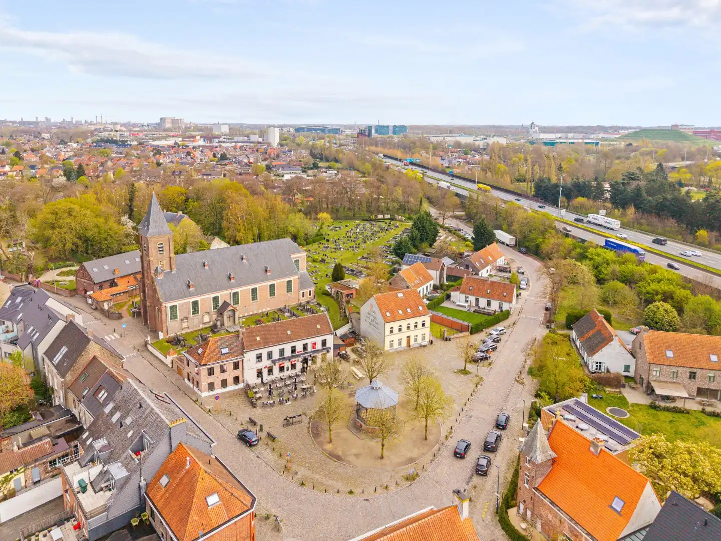Karaktervolle burgerwoning met stadstuin op het dorpsplein van Zwijnaarde foto 36