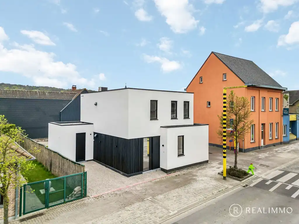 Instapklaar & stijlvol wonen met aangelegde tuin, oprit én terras! foto {{pictureIndex}}