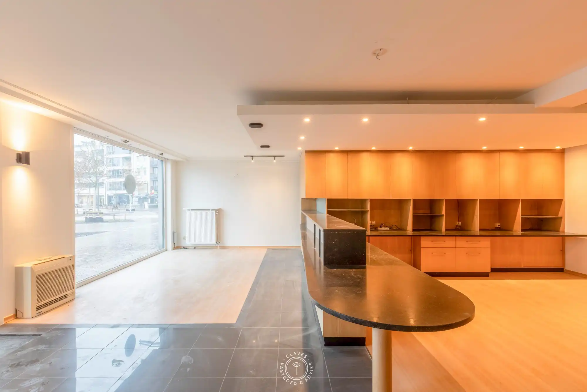 Centraal gelegen handelspand / kantoor met zicht op de Grote Markt foto 2