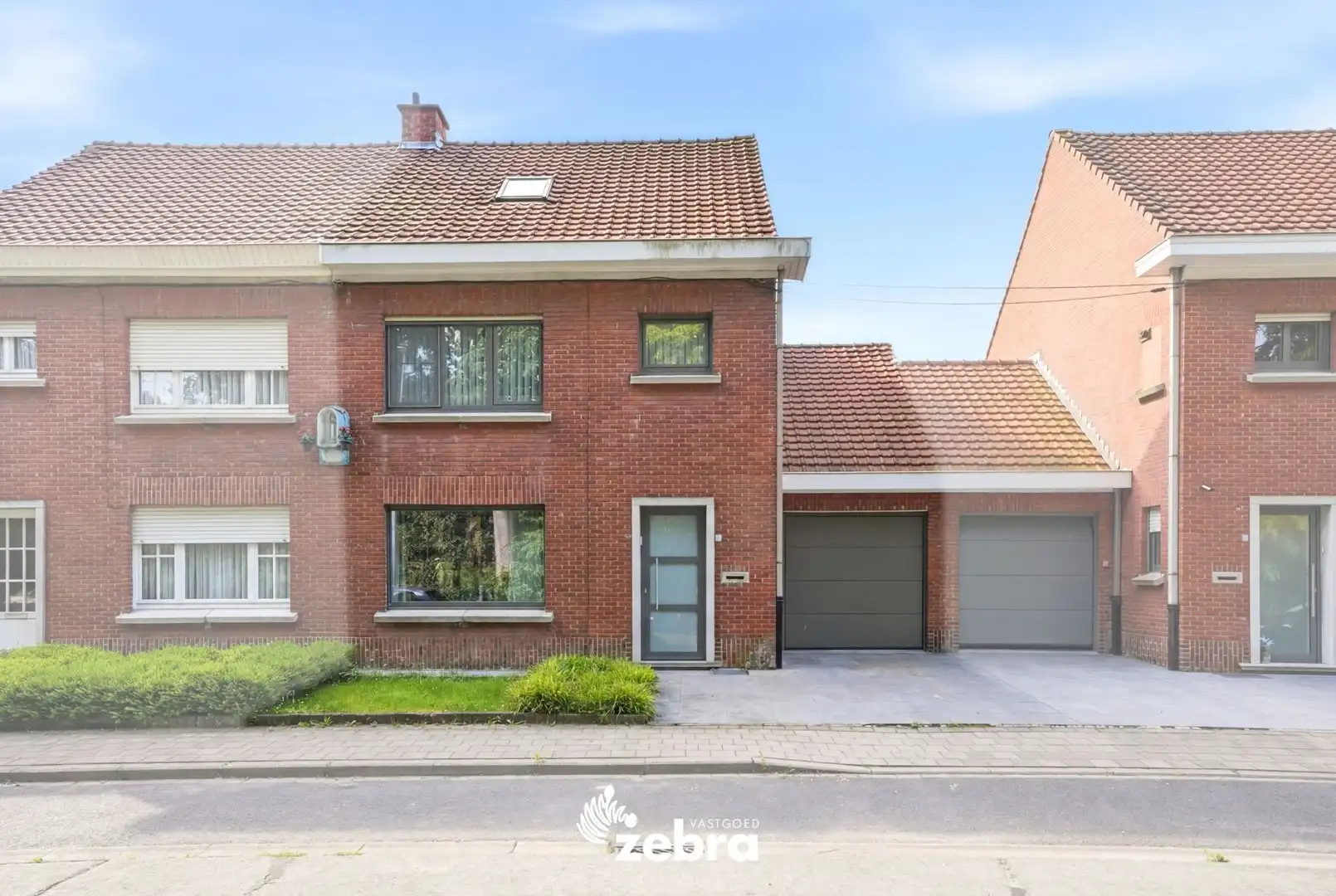 Ruime gezinswoning met 3 slaapkamers, ingerichte zolder, garage en tuin! foto {{pictureIndex}}