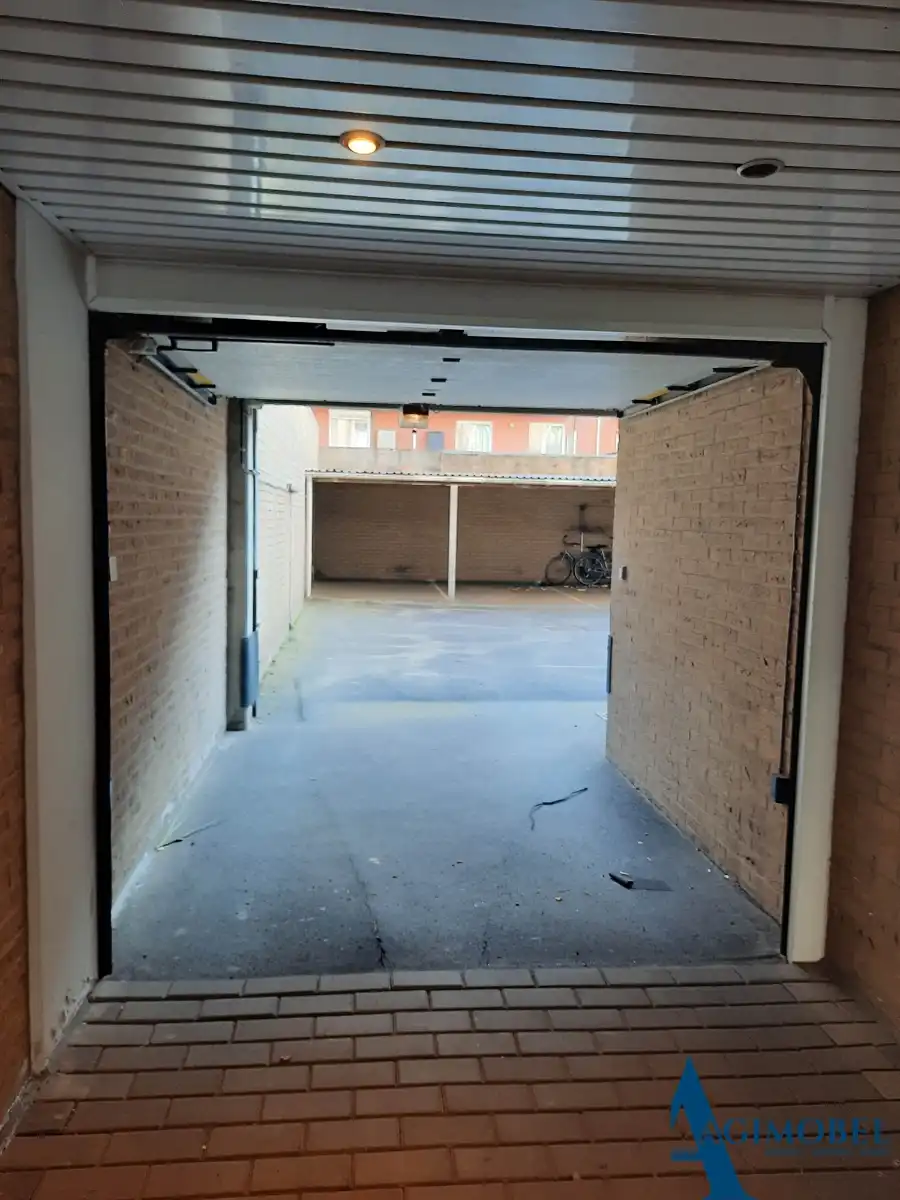 Overdekte staanplaats gelijkvloers links tegen muur, gelegen op  de Koningslaan. foto 5