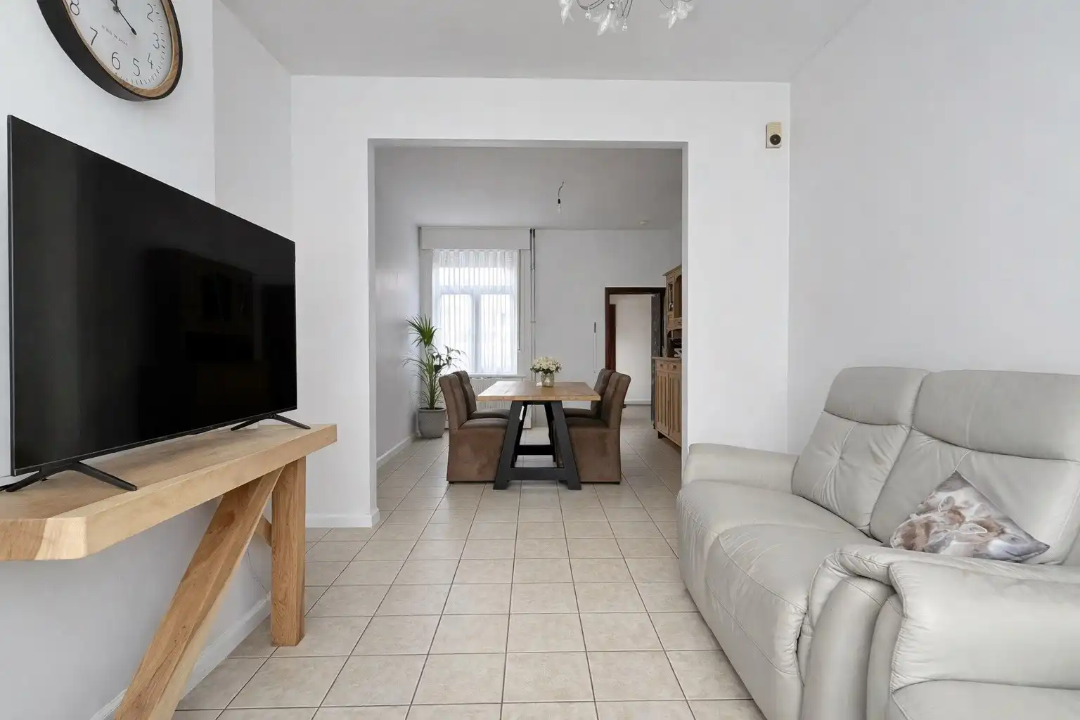 Charmante rijwoning met zonnige tuin in het rustige Woesten foto 4