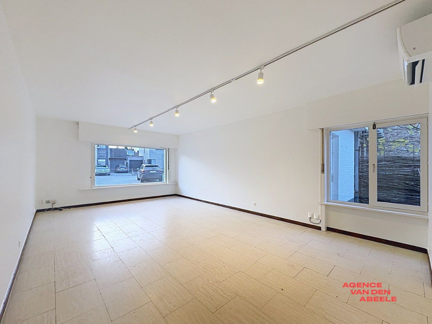 Gelijkvloers appartement met 2 slaapkamers, ruime garage en tuin foto 3