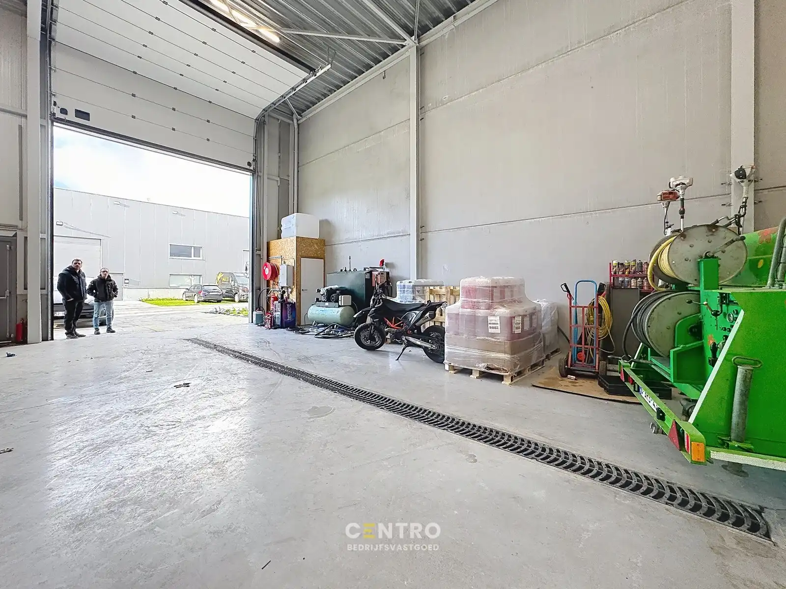 NB MAGAZIJN (345m²) met elektrische sectionaalpoort en sanitair blok te huur op industriezone "Herdersbrug" te 8000 Brugge foto 3