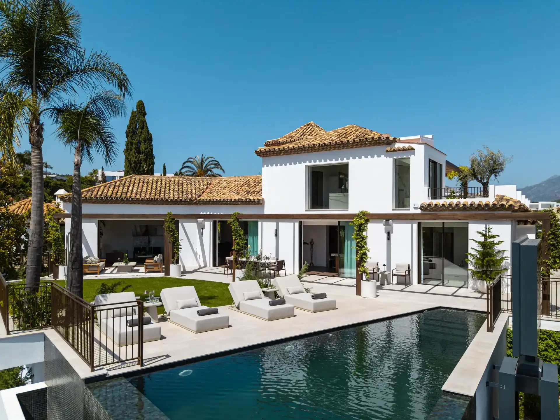 Architecturale topvilla met wellness en zeezicht in het exclusieve La Quinta foto {{pictureIndex}}