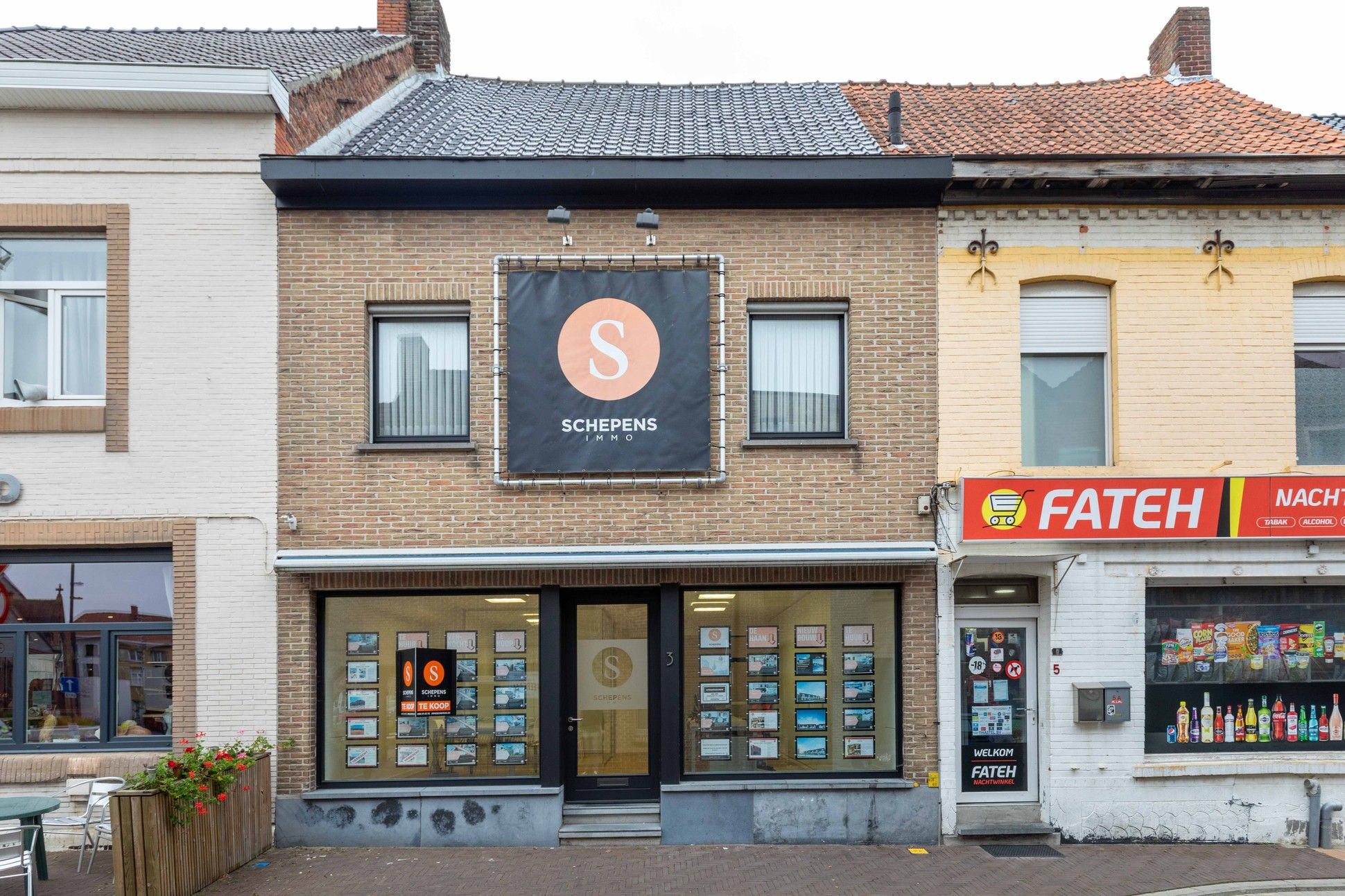 Hoofdfoto van de publicatie: Woning met Kantoor/winkel en Magazijn te koop in het centrum van Meulebeke.