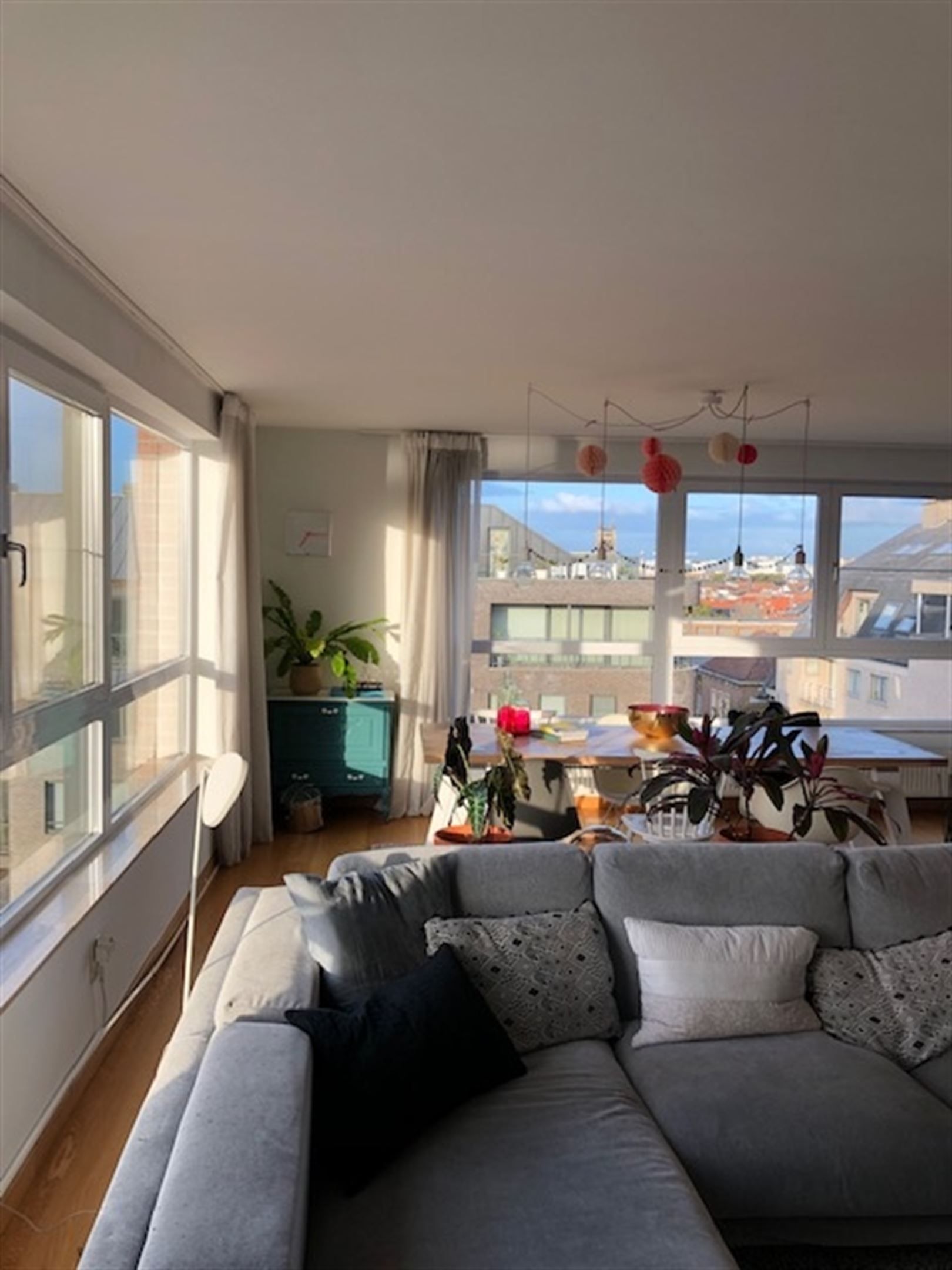 Licht hoekappartement met 2 slaapkamers, terras en parking foto 2