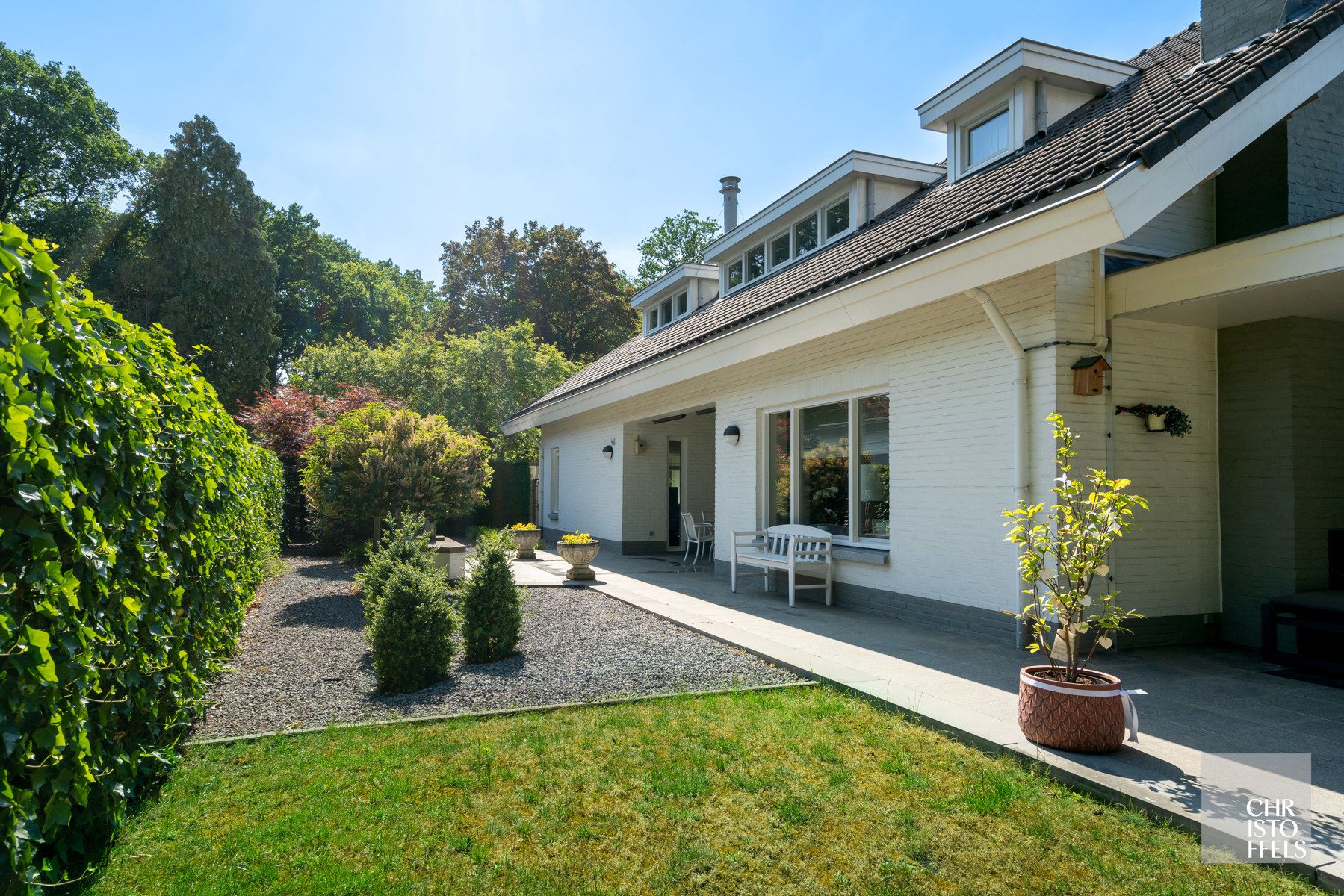 Villa met binnenzwembad gelegen in een geliefde villawijk op een perceel van 1.827m² foto 22