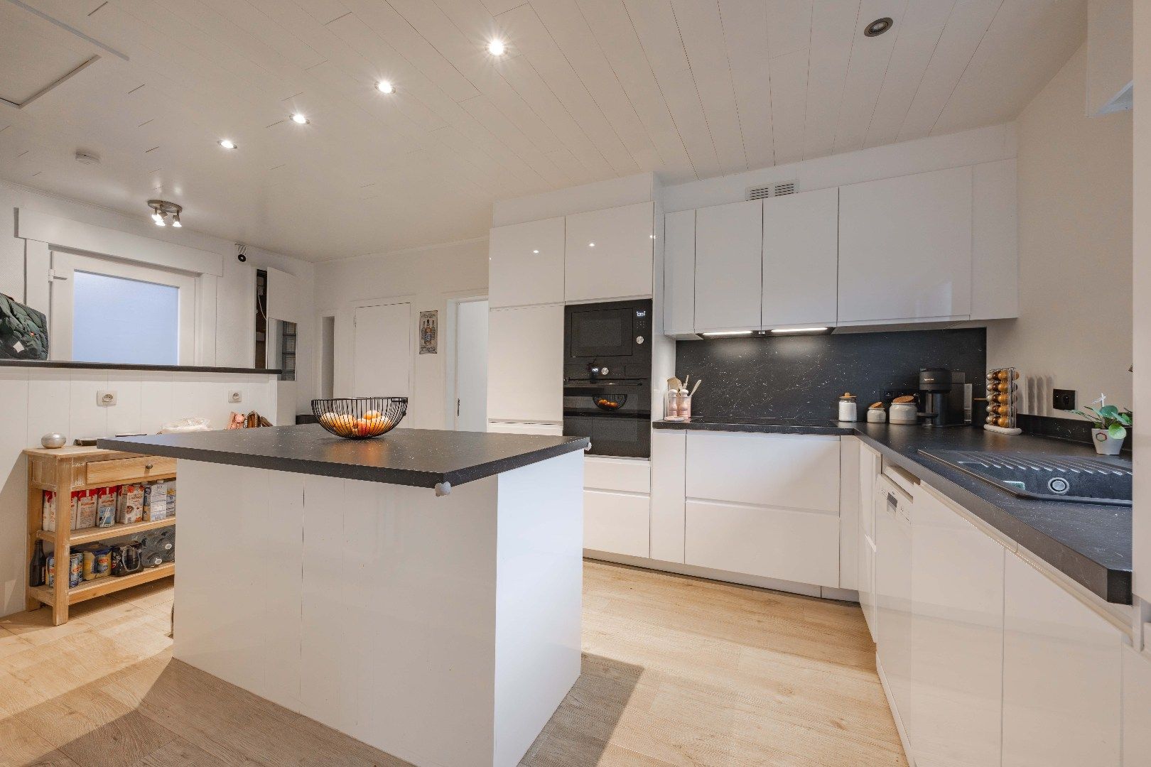 GUNSTIG GELEGEN ALLEENSTAANDE  WONING OP 405 m² | 3 SLPKS foto 3