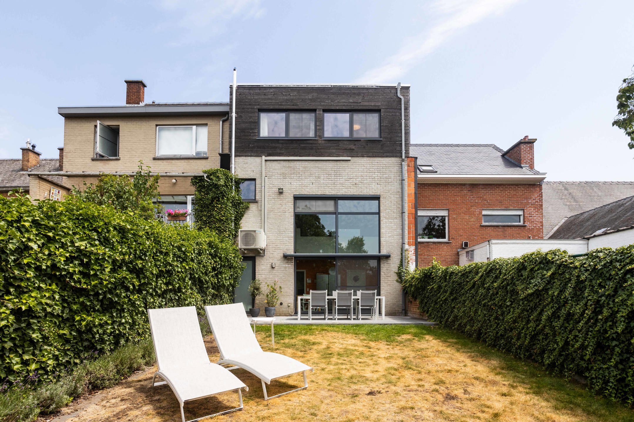 Goed gelegen, ruime & instapklare eigendom met tuin & garage foto 14