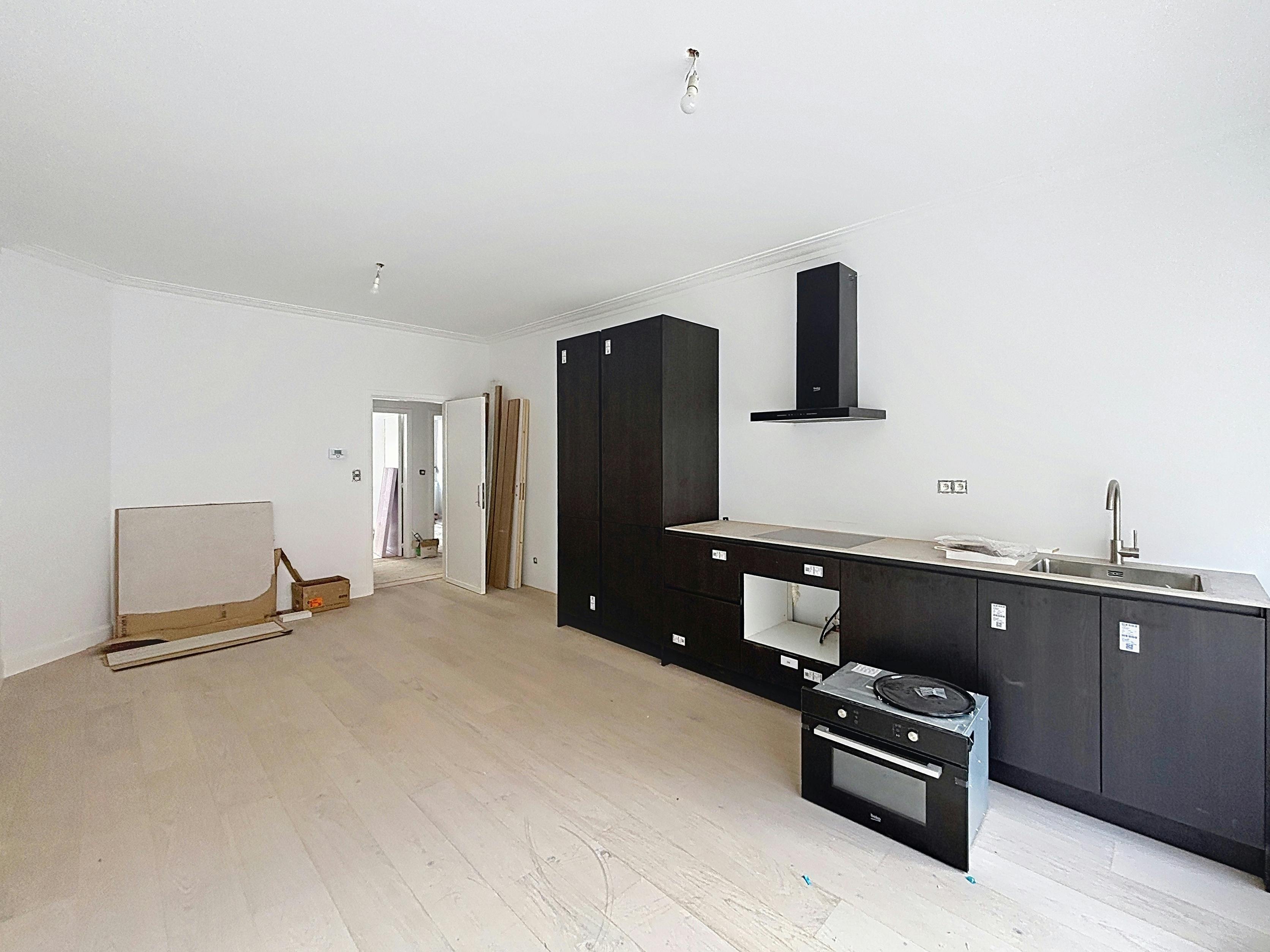 Gerenoveerd gelijkvloers appartement met twee slaapkamers foto 2