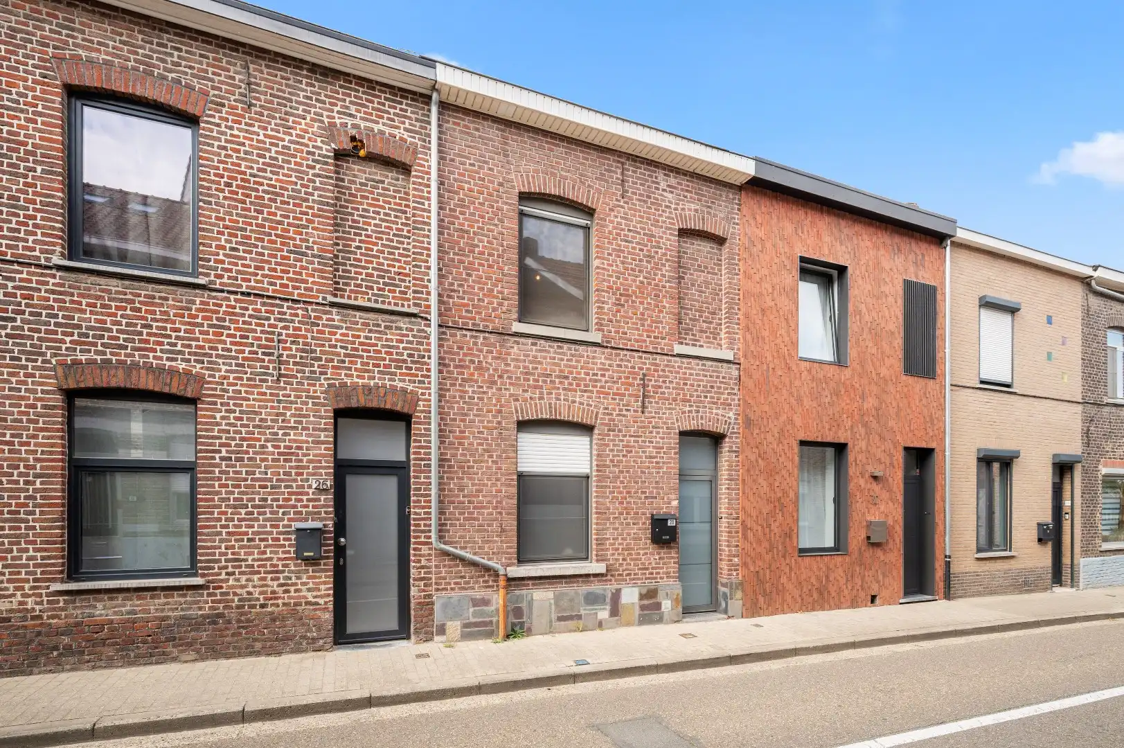 Af te werken rijwoning op de Tiense stadsrand foto 2