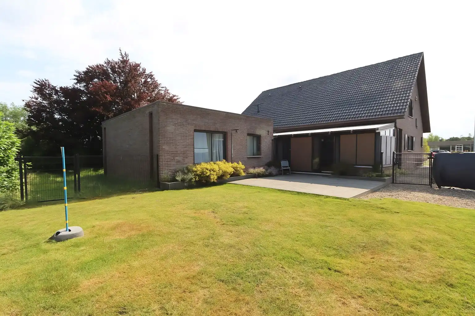 Ruime gezinswoning met studio foto 2