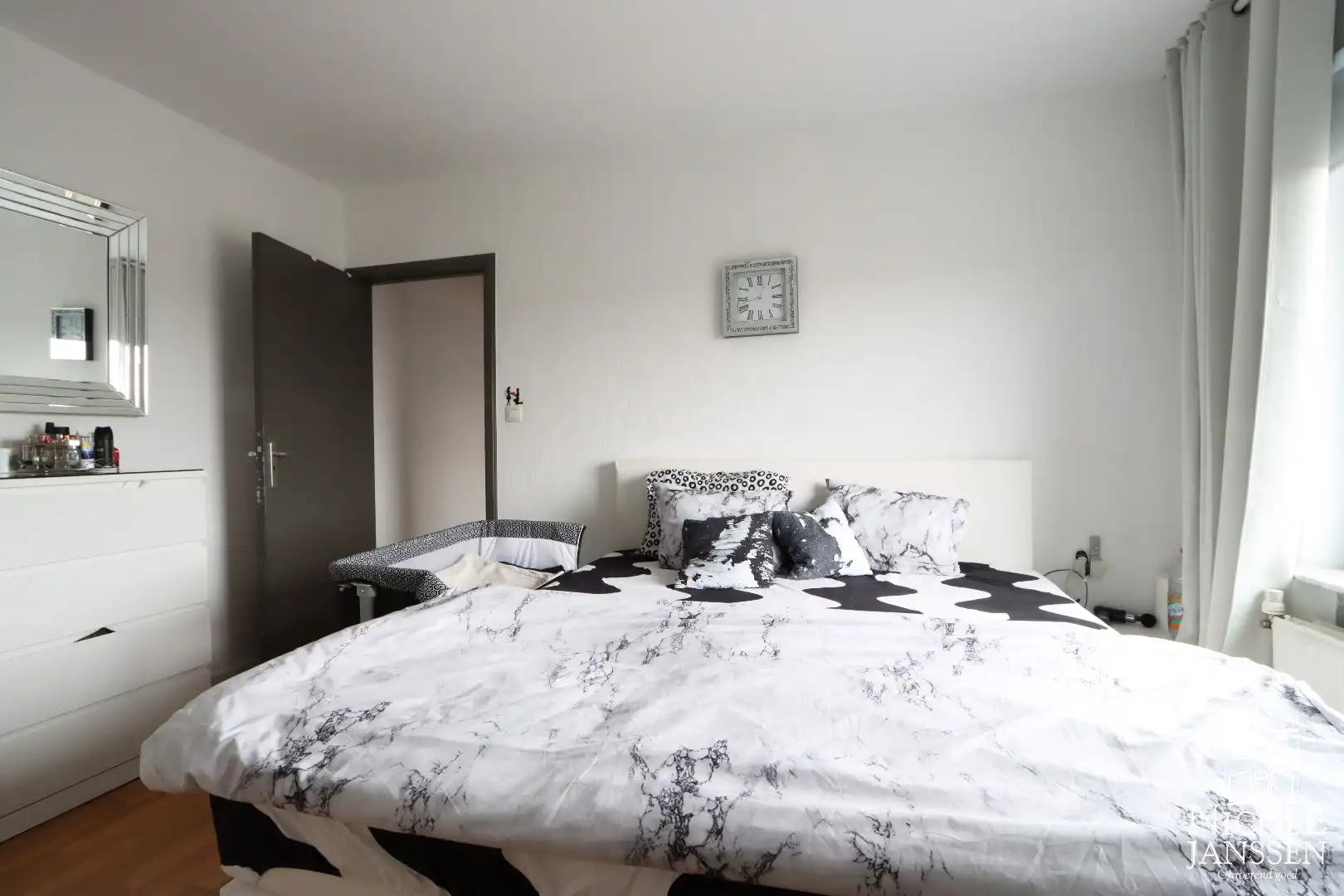 Ruim appartement met vier slaapkamers, garagebox en terras foto 8