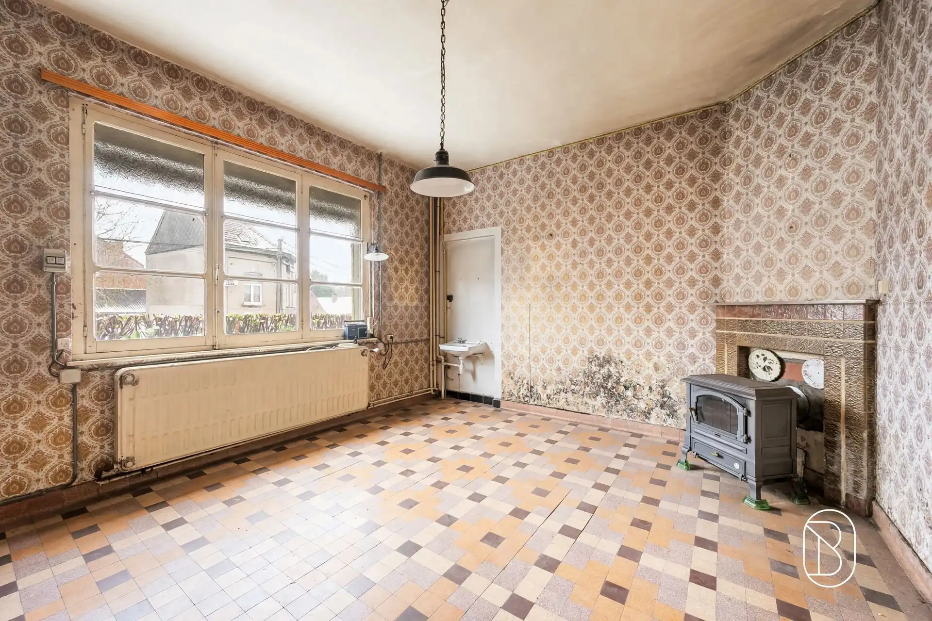 Charmante te renoveren woning, met mooie tuin. foto 11